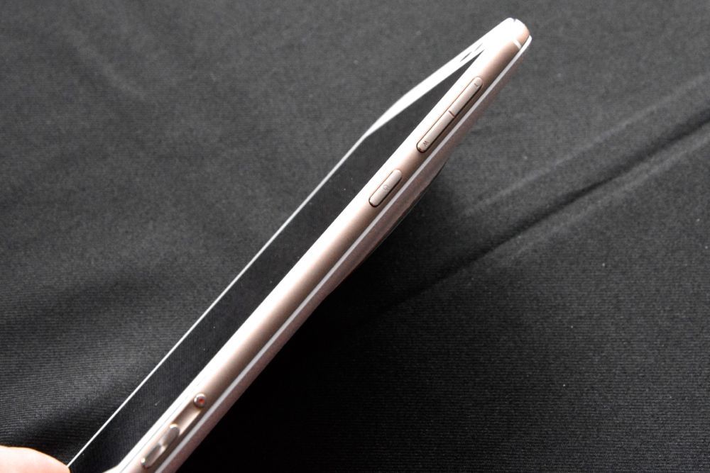 ASUS世界最薄ZenFone Zoom開賣 售價13,990/15,990!