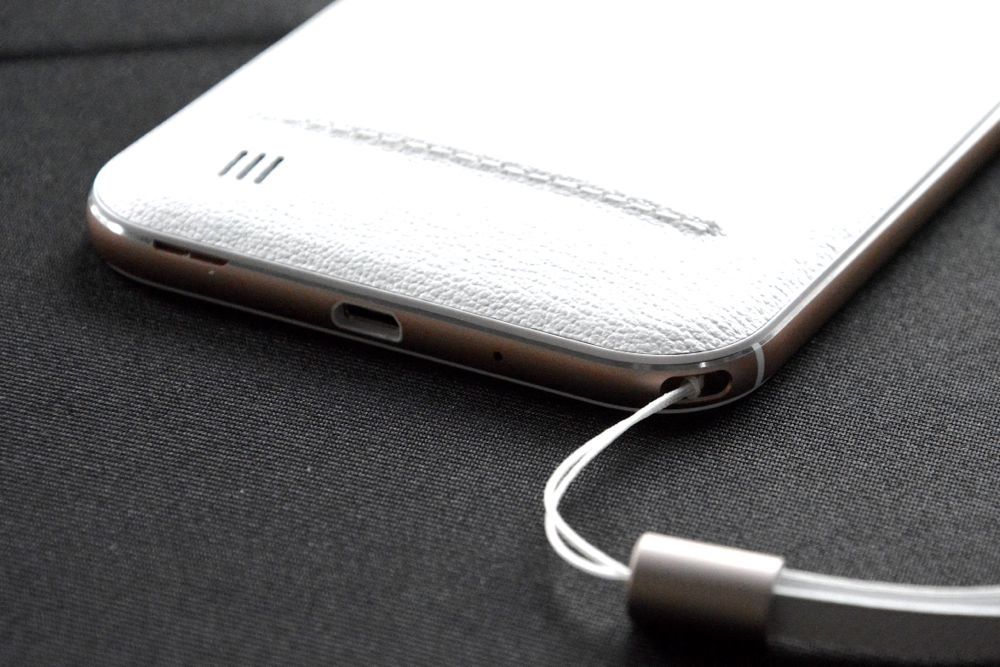 ASUS世界最薄ZenFone Zoom開賣 售價13,990/15,990!