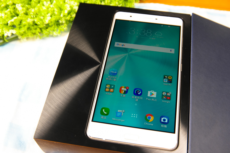 ZenFone 3 Ultra 智慧型手機開箱，6.8 吋超大螢幕，玩遊戲、追劇爽度破表