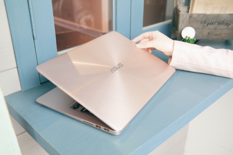 讓你的少女心爆發，玫瑰金 ASUS ZenBook UX410 筆電開箱，13 吋機身擁有 14 吋大螢幕