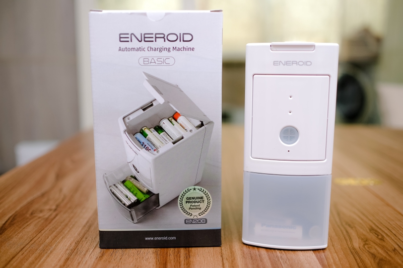 一次可放入 20 顆 3 號電池，且不需分正反面的自動充電器 ENEROID EN20B 開箱
