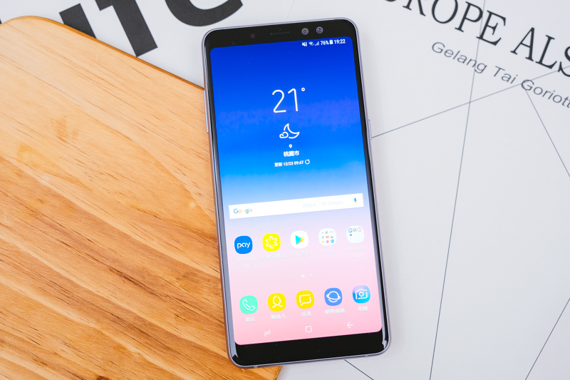 Samsung Galaxy A8(2018) 智慧型手機開箱，雙前鏡頭自拍景深更自然立體好看
