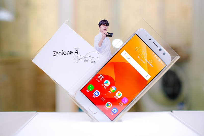 ASUS ZenFone 4 Selfie Pro 開箱，和閨蜜自拍不擁擠，直播也能開美肌