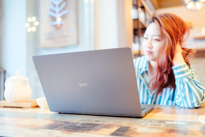 LG Gram 15.6 吋筆電開箱，可連續使用 19.5 小時的超長使用續航力，超輕薄、超耐用