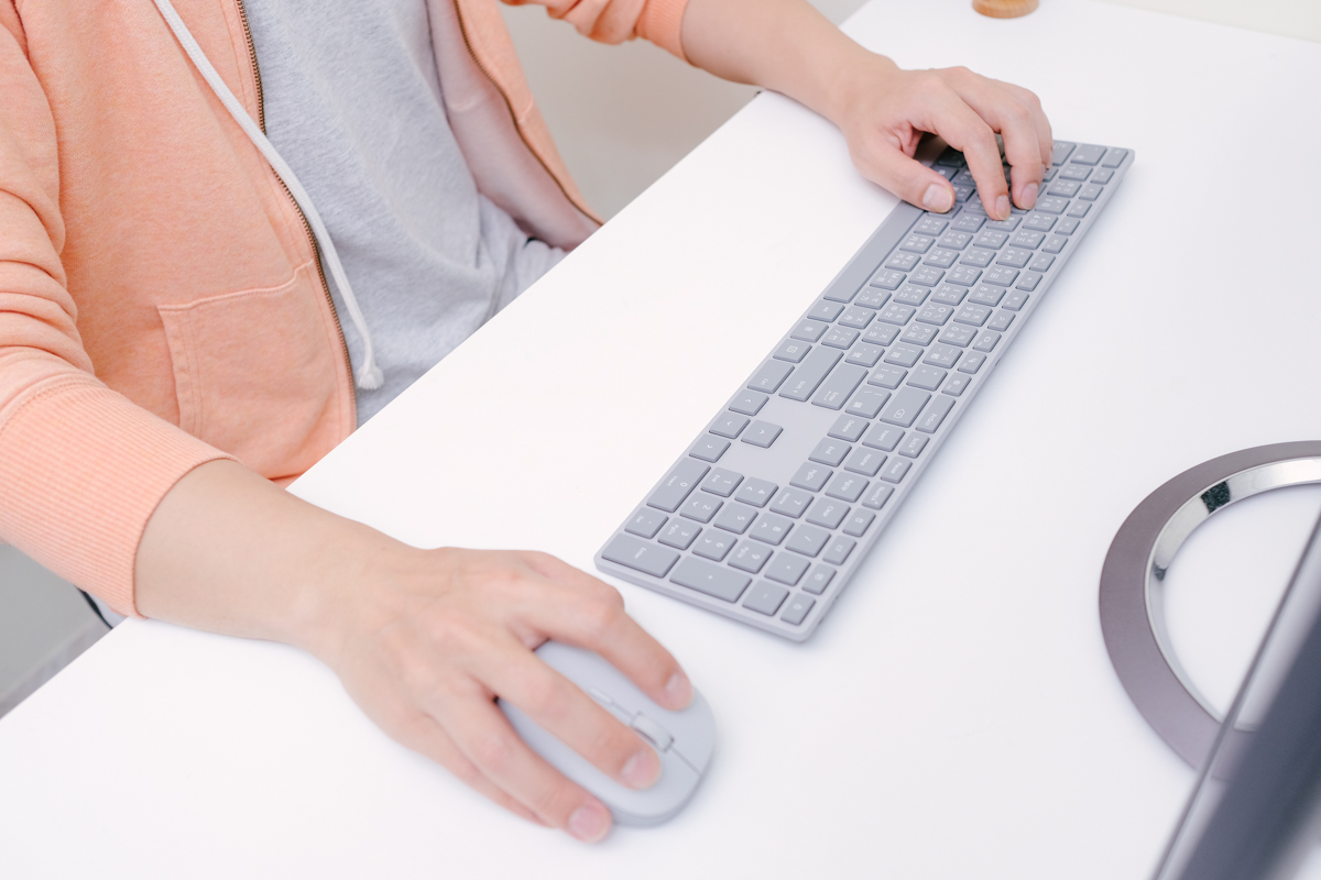 支援三台設備智慧切換的 【Surface 精準滑鼠】、可用於 Windows Hello 【指紋識別功能的微軟時尚鍵盤】開箱