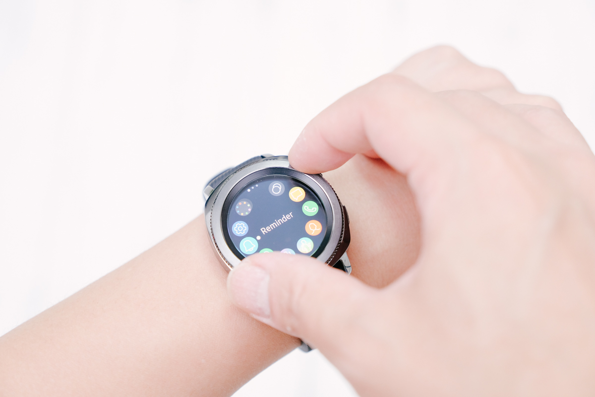 Samsung Gear Sport 智慧運動手錶開箱，擁有時尚模特的外型、運動選手的內在