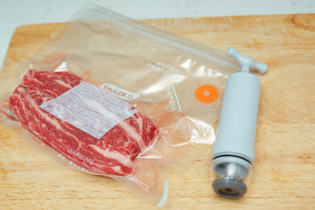 淘寶敗家心得 - 超迷你手動真空機 + 專用真空保鮮袋，超實用小物推薦！