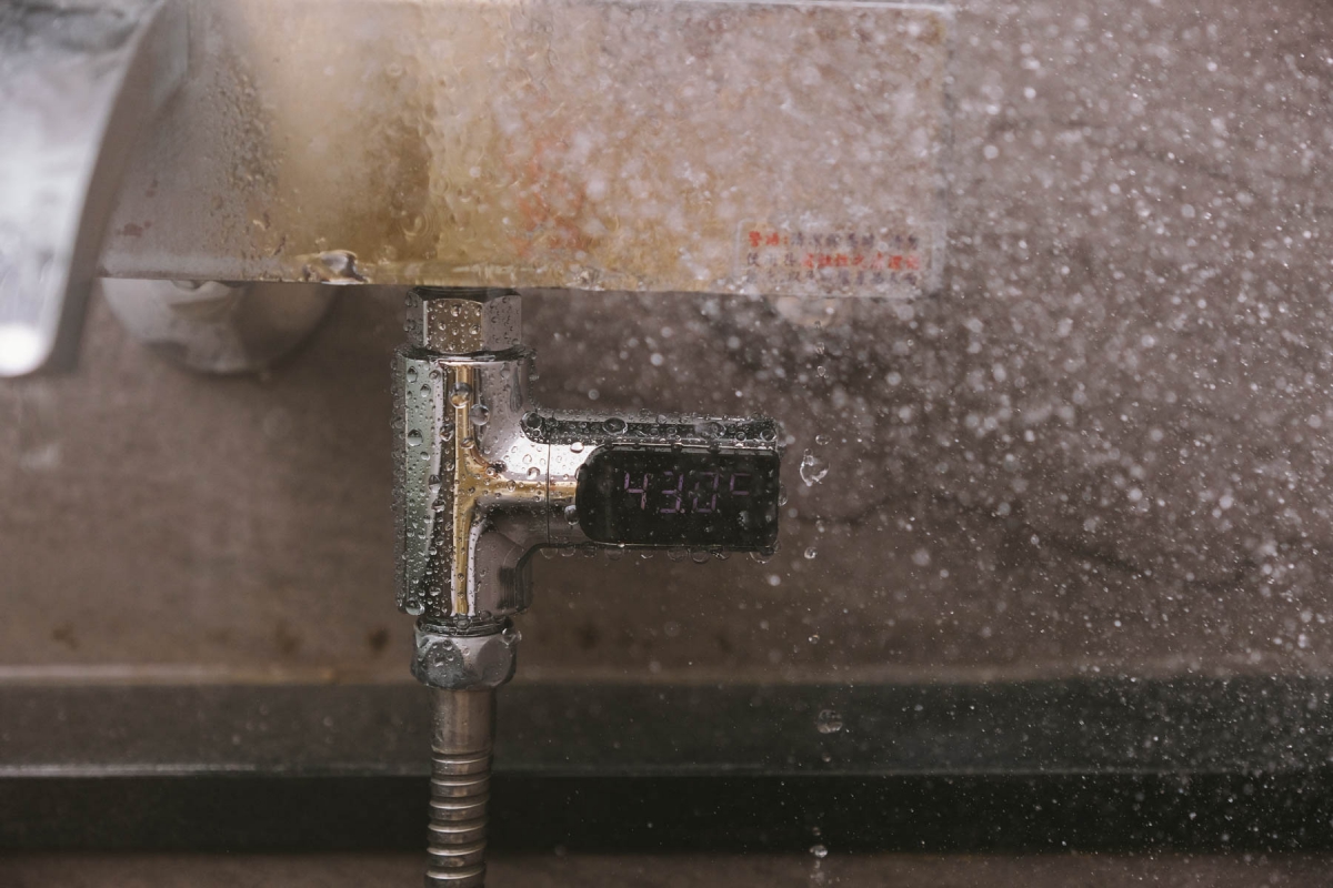 LED 水溫感測計開箱，即時查看蓮蓬頭出水溫度（不需電池）