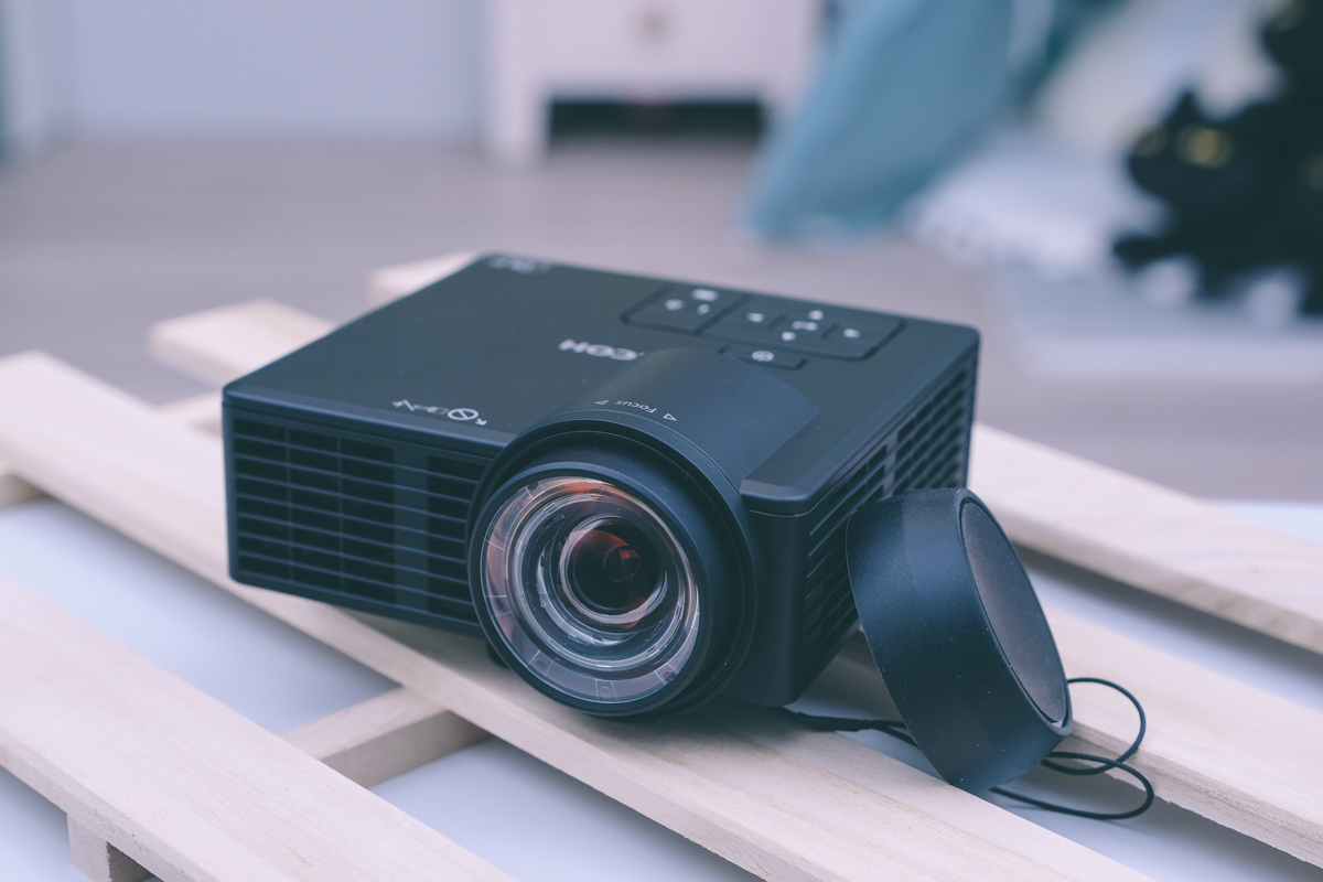 跟手掌一樣大的 RICOH 超短焦微投影機開箱，5 吋 ~ 100 吋都能投放出來（PJ WXC1110）