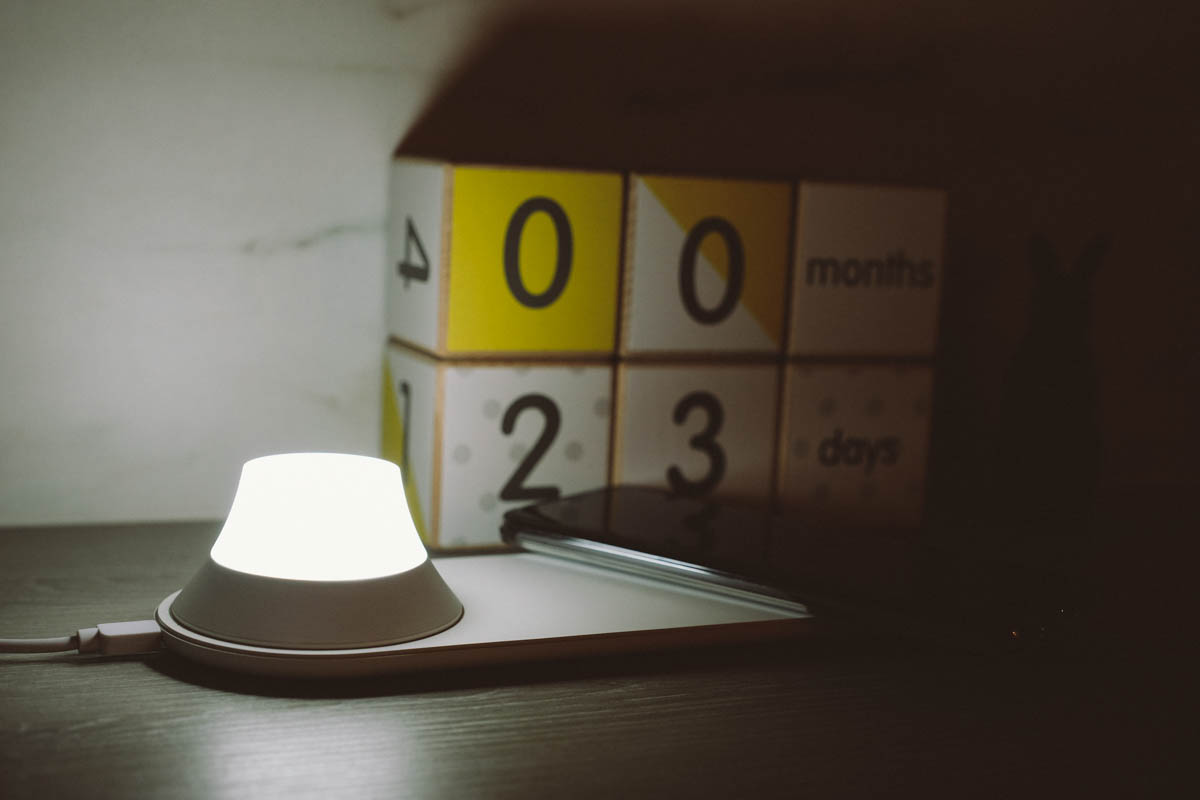 小米有品 Yeelight 無線充電夜燈開箱，無線充電板與分離式夜燈的結合