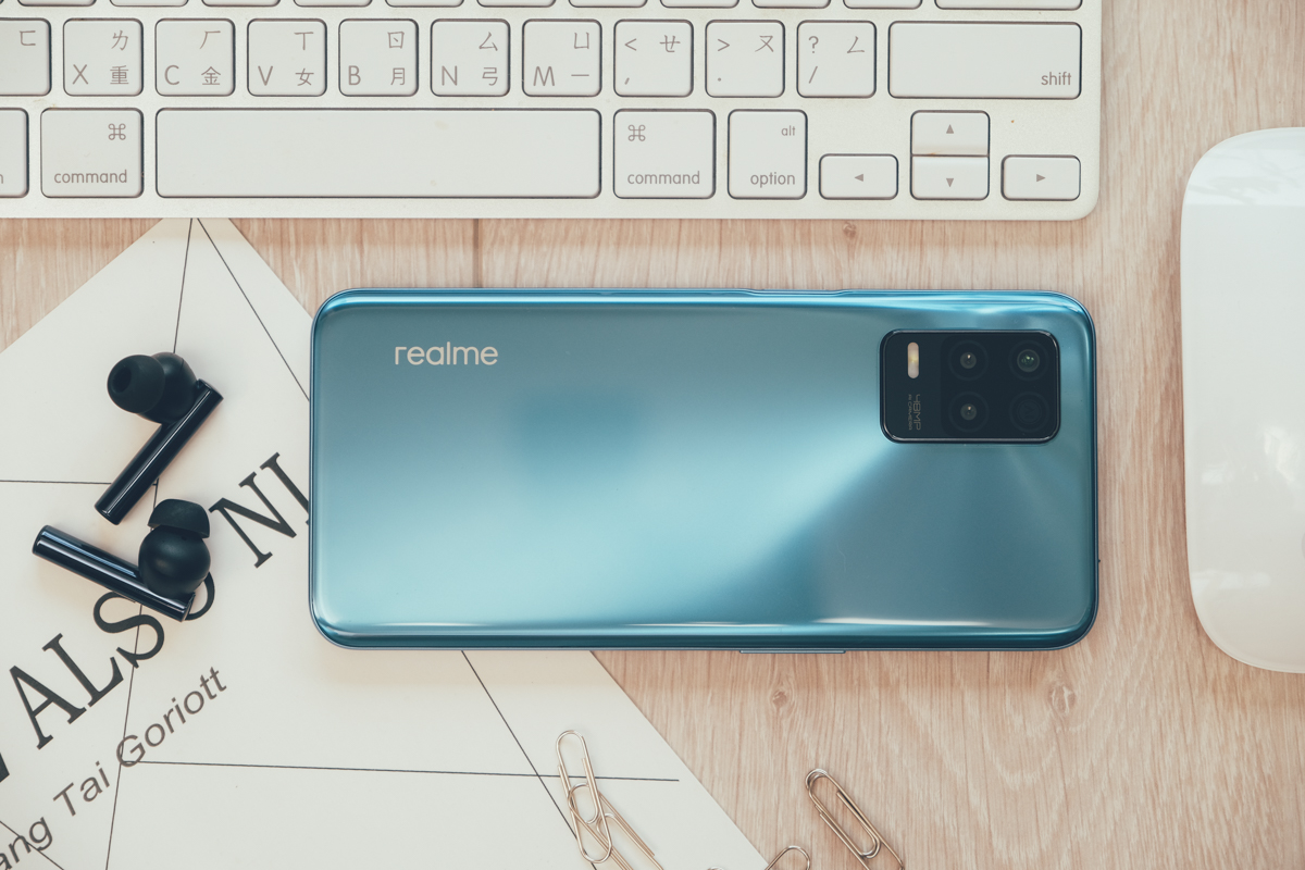 realme 8 5G 智慧型手機開箱，搭載天璣 700 5G 處理器，加入 DRE 技術強化多工處理能力