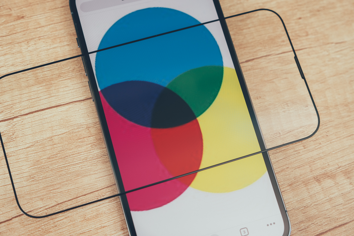 iPhone 13 系列專用 Zeelot 星雲系列防塵網 x 抗藍光玻璃保護貼，經 SGS 檢測藍光阻隔率達 31.55%