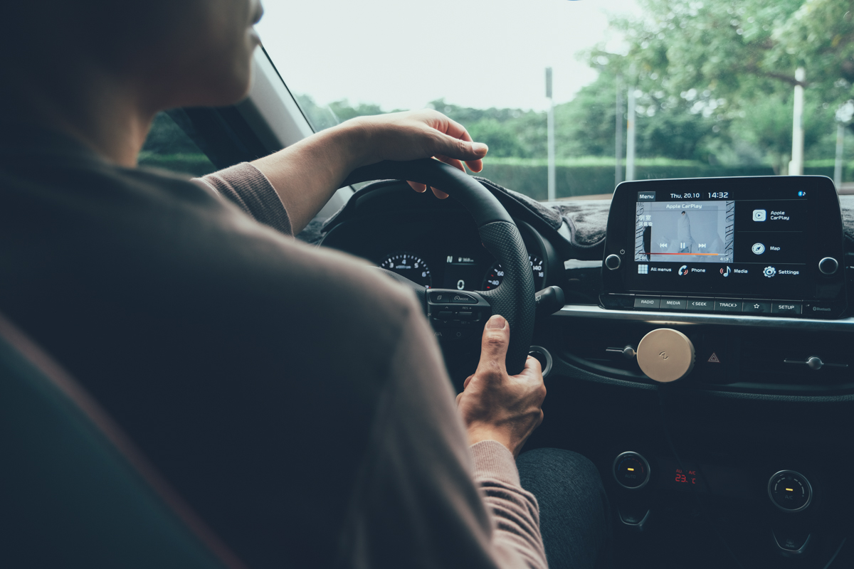 Allite CF1 多功能磁吸充電架開箱，結合 Magsafe 無線充電、擴香於一身，超穩固好用！